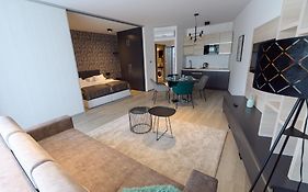 Parizs Garden Apartments